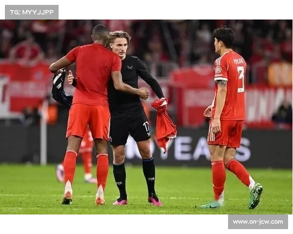 克瓦拉茨赫利亚赞拜仁防守，即使少一人仍组织严密